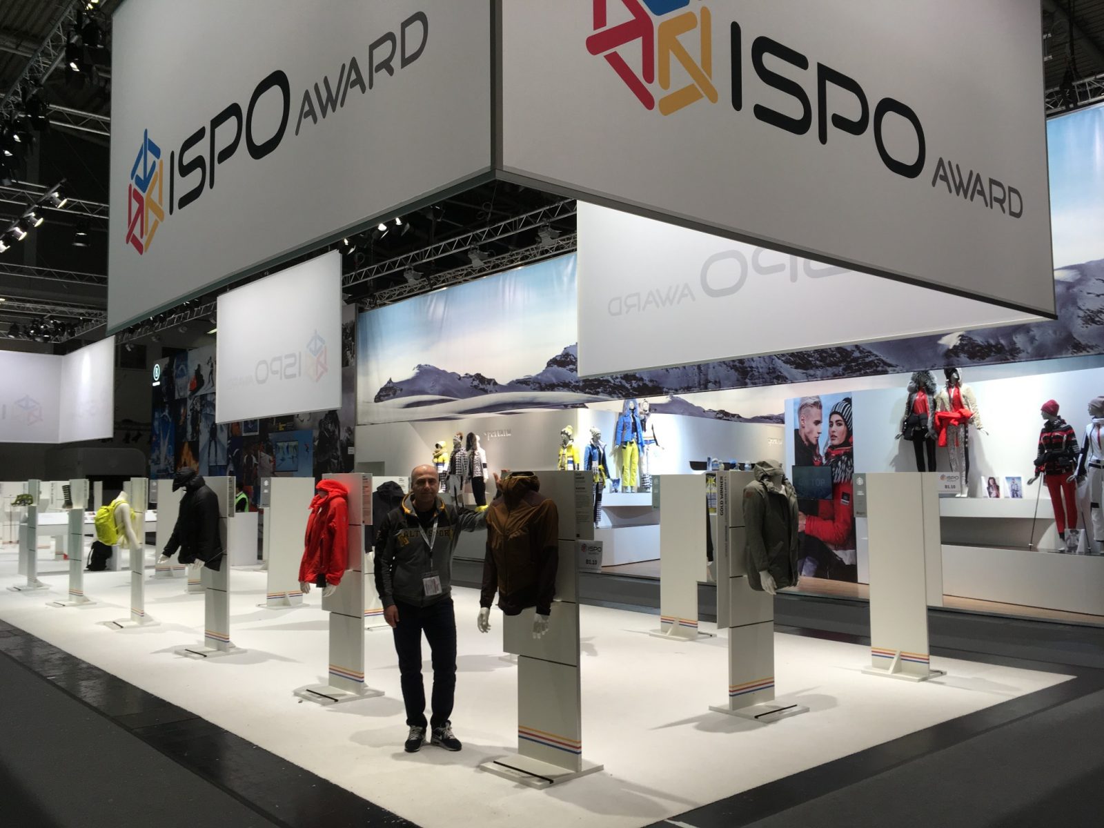 Expozice ISPO Award se sportovním oblečením a návštěvníkem