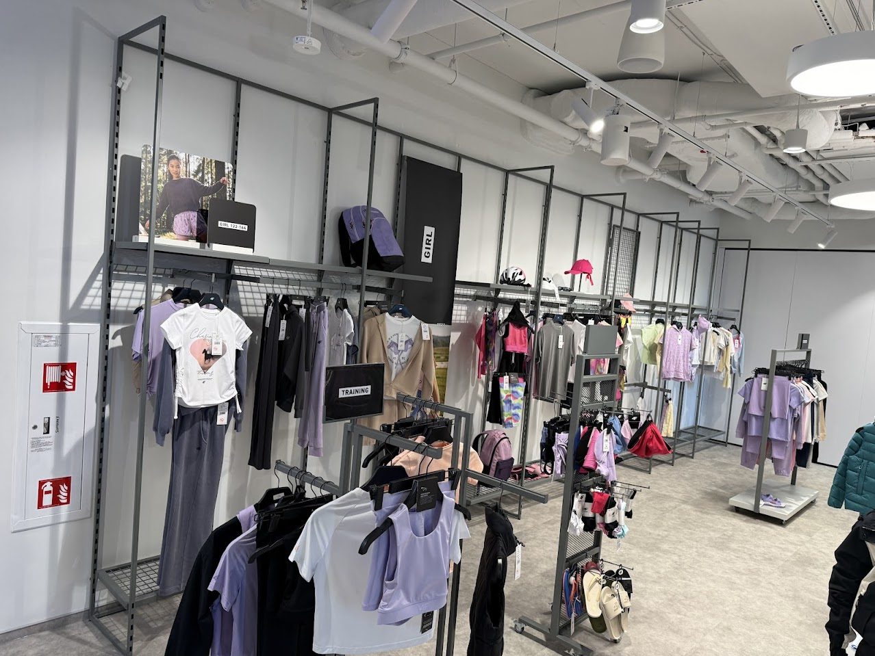 Interiér showroomu s vystaveným sportovním oblečením