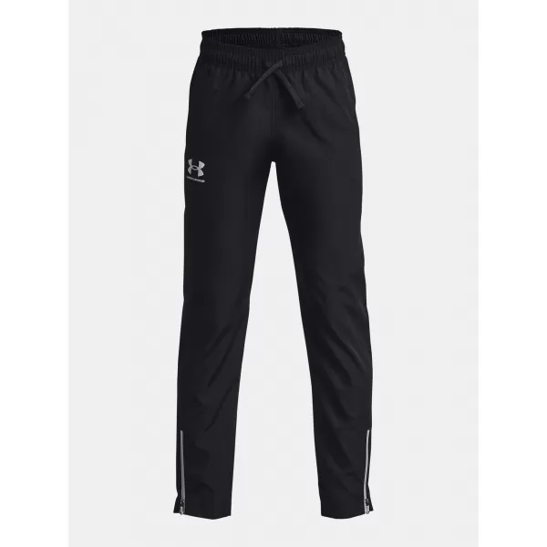  Chlapecké kalhoty UNDER ARMOUR UA SPORTSTYLE WOVEN PANTS 1370184-001 ČERNÁ 