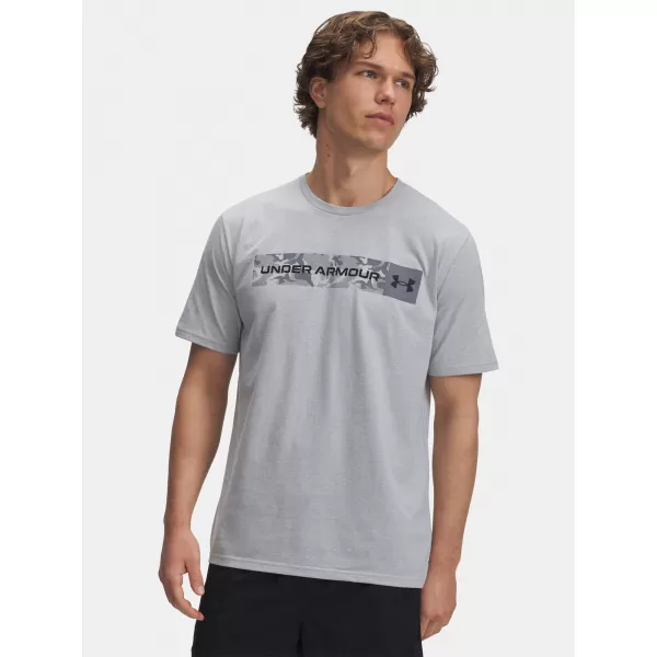  Pánské triko UNDER ARMOUR UA CAMO CHEST STRIPE SS 1376830-011 ŠEDÁ 