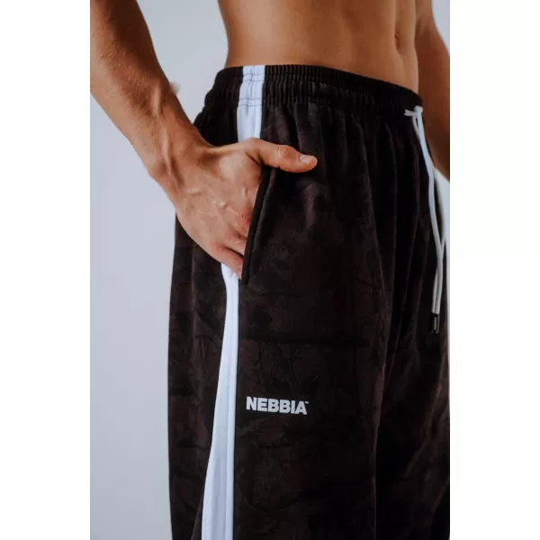  NEBBIA Relaxed fit tepláky POWER 904 DARK BROWN CAMO 