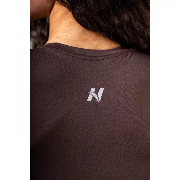  NEBBIA Seamless crop top s krátkým rukávem POWER 891 DARK BROWN 