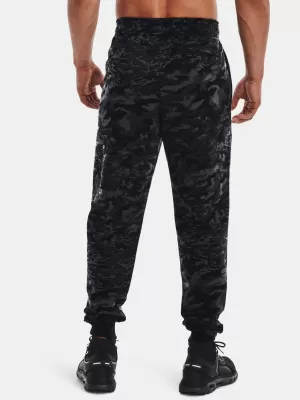 Pánské tepláky UNDER ARMOUR RIVAL FLC CAMO SCRIPT JGR 1366313-001 ČERNÁ