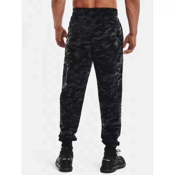  Pánské tepláky UNDER ARMOUR RIVAL FLC CAMO SCRIPT JGR 1366313-001 ČERNÁ 