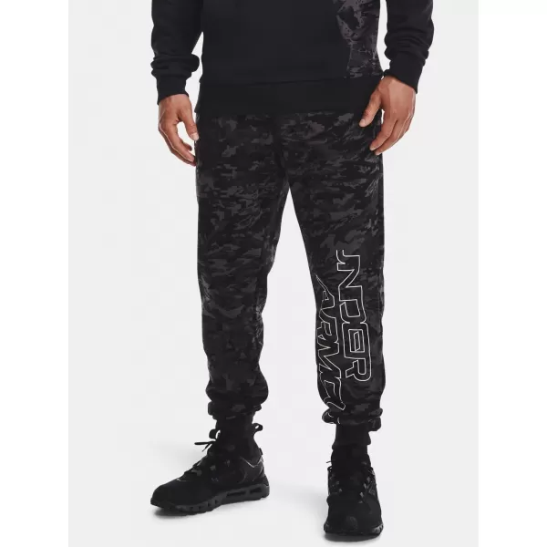  Pánské tepláky UNDER ARMOUR RIVAL FLC CAMO SCRIPT JGR 1366313-001 ČERNÁ 