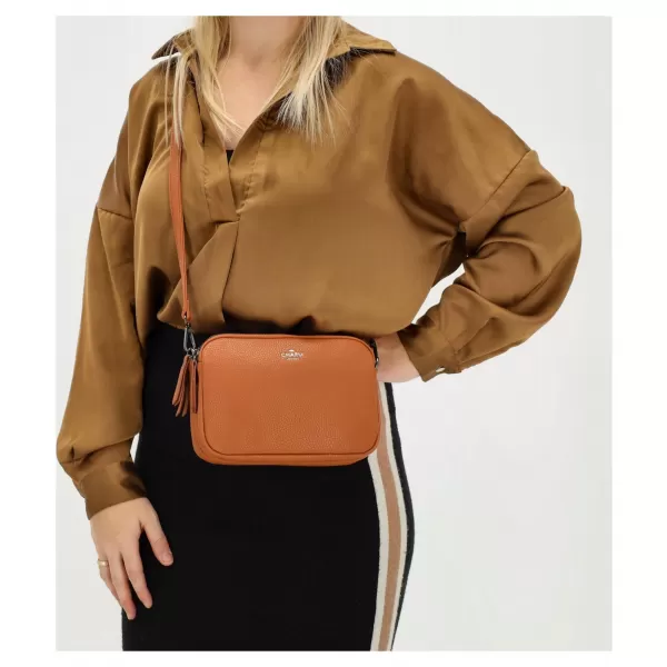  Kabelka Charm London New York 22382 Cognac COGNAC 