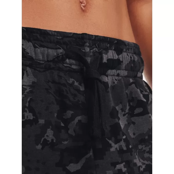  Pánské tepláky UNDER ARMOUR RIVAL FLC CAMO SCRIPT JGR 1366313-001 ČERNÁ 