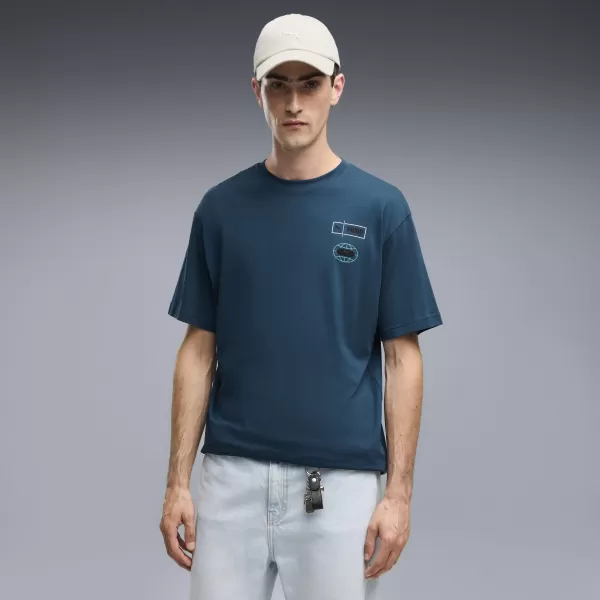  Pánské triko PUMA GRAPHICS RELAXED STACKED TEE 69436836 MIDNIGHT PETROL 