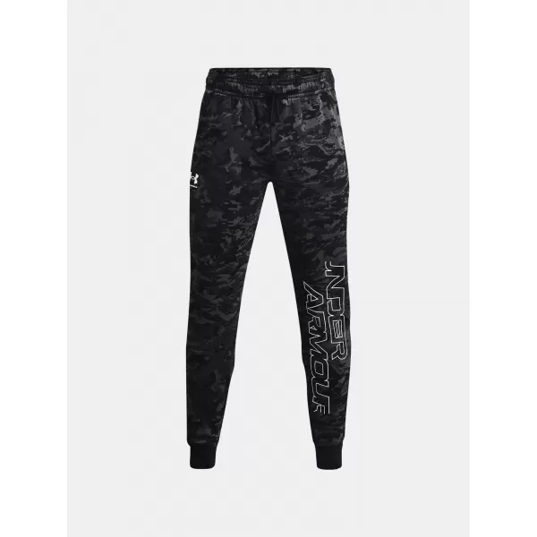  Pánské tepláky UNDER ARMOUR RIVAL FLC CAMO SCRIPT JGR 1366313-001 ČERNÁ 