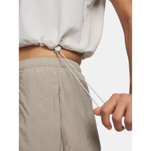  Dámské triko UNDER ARMOUR BUNGEE HEM TEE 6010950-110 BÍLÁ 