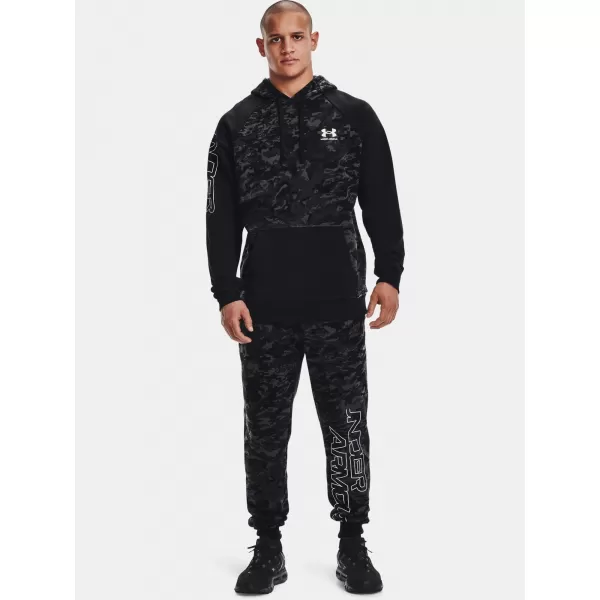  Pánské tepláky UNDER ARMOUR RIVAL FLC CAMO SCRIPT JGR 1366313-001 ČERNÁ 