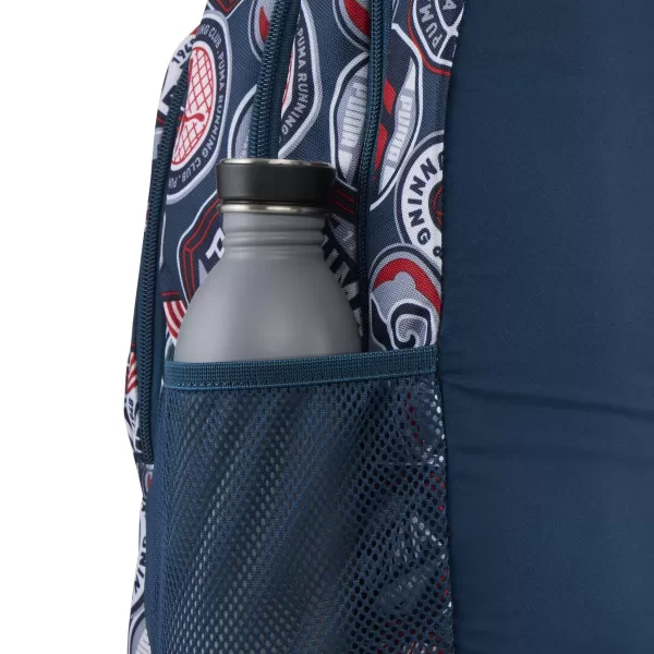  Batoh PUMA ACADEMY AOP BACKPACK 09115027 MIDNIGHT PETROL/FOR ALL TIME RED/RUNNING BADGES AOP 