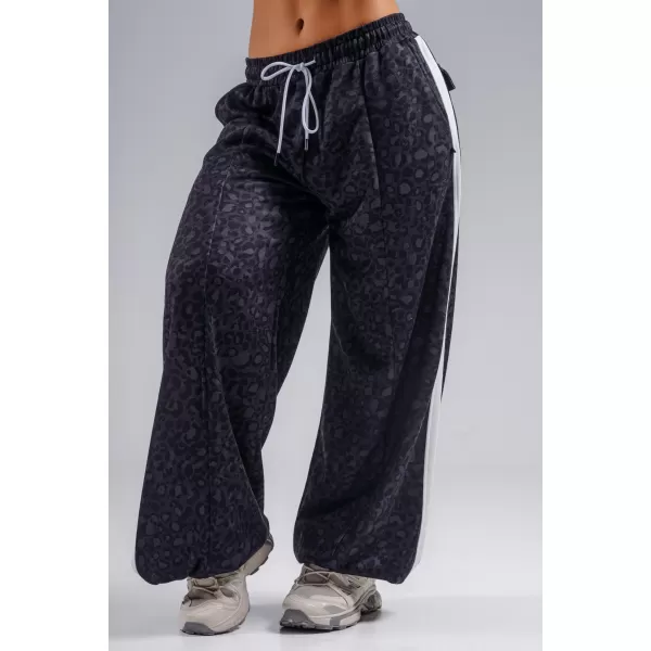 Baggy tepláky s leopardím vzorem NEBBIA PRIMAL 865 BLACK LEOPARD 