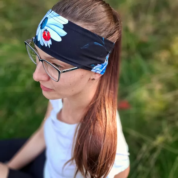  Dětská sportovní čelenka WAMU LUČNÍ KYTKY ČERNÁ 