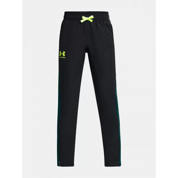  Chlapecké kalhoty UNDER ARMOUR SPORTSTYLE WOVEN PANTS 1370184-004 ČERNÁ 