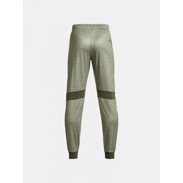  Chlapecké sportovní kalhoty UNDER ARMOUR PENNANT 2.0 NOVELTY P 1373498-390 ZELENÁ 